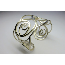 Rose bracelet in shiny silver by Yolanda Döpp jewelry - great gift for her 