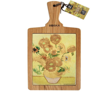 Deze eikenhouten Boska Serveerplank heeft een keramieken gedeelte met een afbeelding van het meesterwerk 'Zonnebloemen' van Vincent van Gogh. 