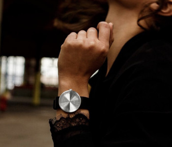 Staal op bruine band een horloge met allure gemaakt door Piet Hein Eek