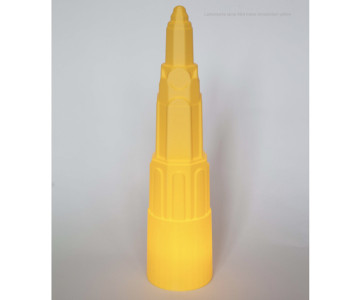 Lampmarks Munttoren lamp geel met licht aan