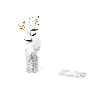 Paper Vase Cover grachtenpanden van Pepe Heykoop en Tiny Miracles Foundation 