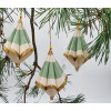 Ein Weihnachtskegel von Papier zum dekorieren Ihrem Weihnachtsbaum